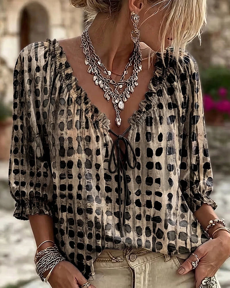 Blusa de mujer con volantes y lazo en el escote