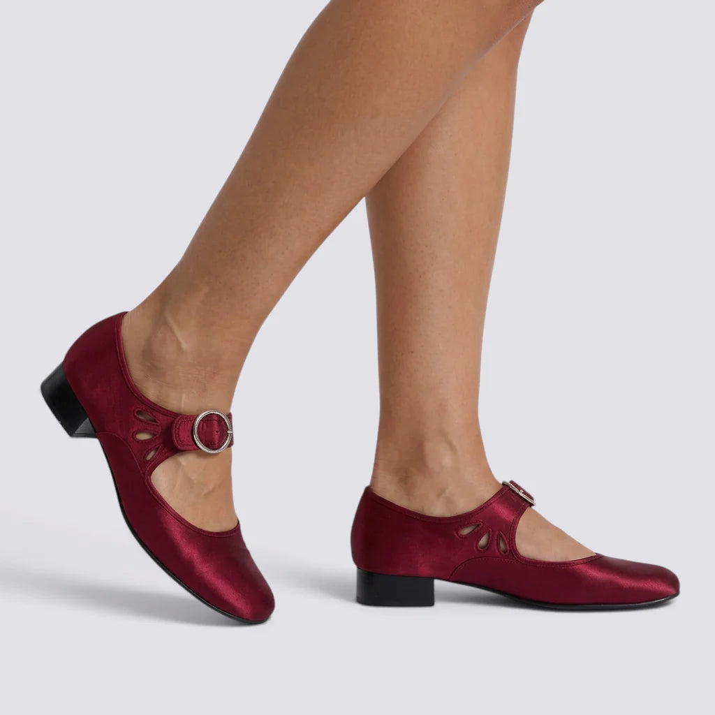 Zapatos Mary Jane de mujer con recortes y hebilla