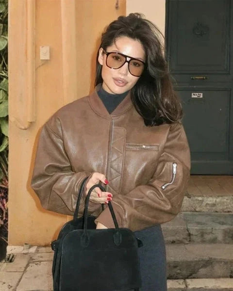 Chaqueta bomber de mujer de cuero vegano con bolsillos en el pecho
