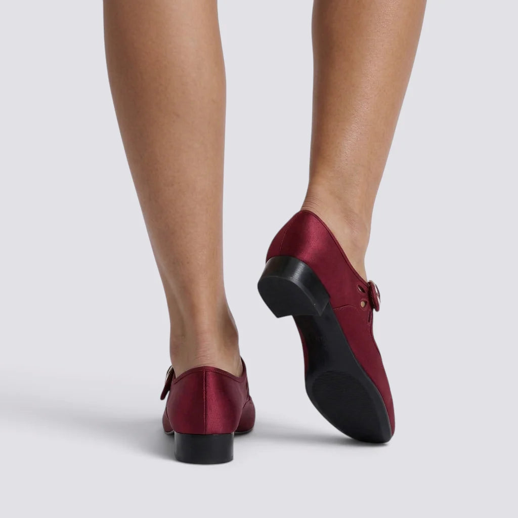 Zapatos Mary Jane de mujer con recortes y hebilla