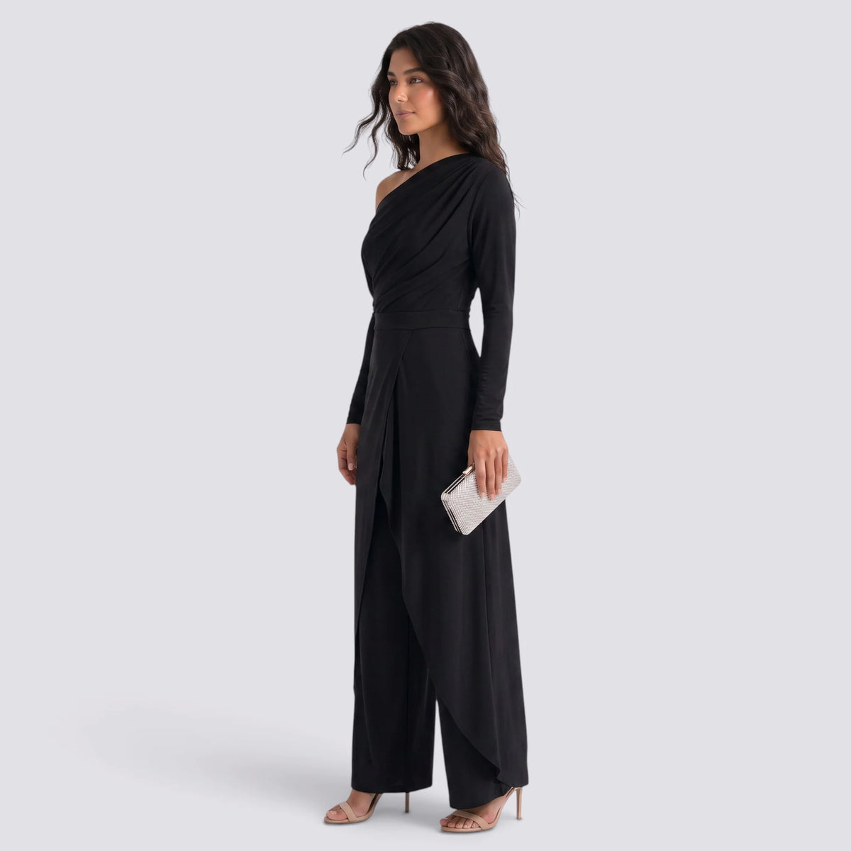 Mono de mujer con escote asimétrico en el hombro