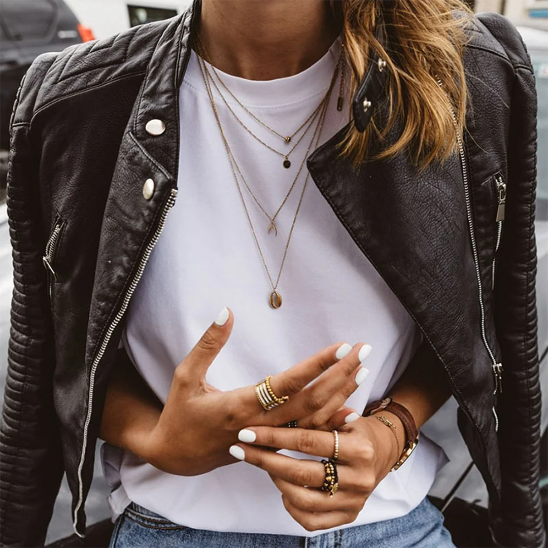 Chaqueta de cuero sintético para mujer con mangas decorativas en relieve