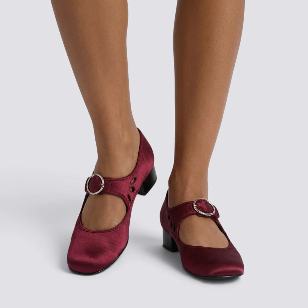 Zapatos Mary Jane de mujer con recortes y hebilla