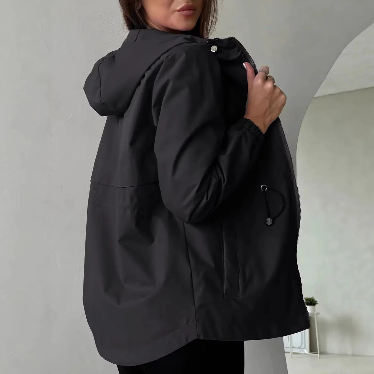Chaqueta outdoor para mujer con capucha ajustable y bolsillos