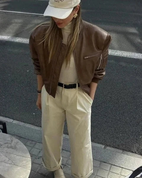 Chaqueta bomber de mujer de cuero vegano con bolsillos en el pecho