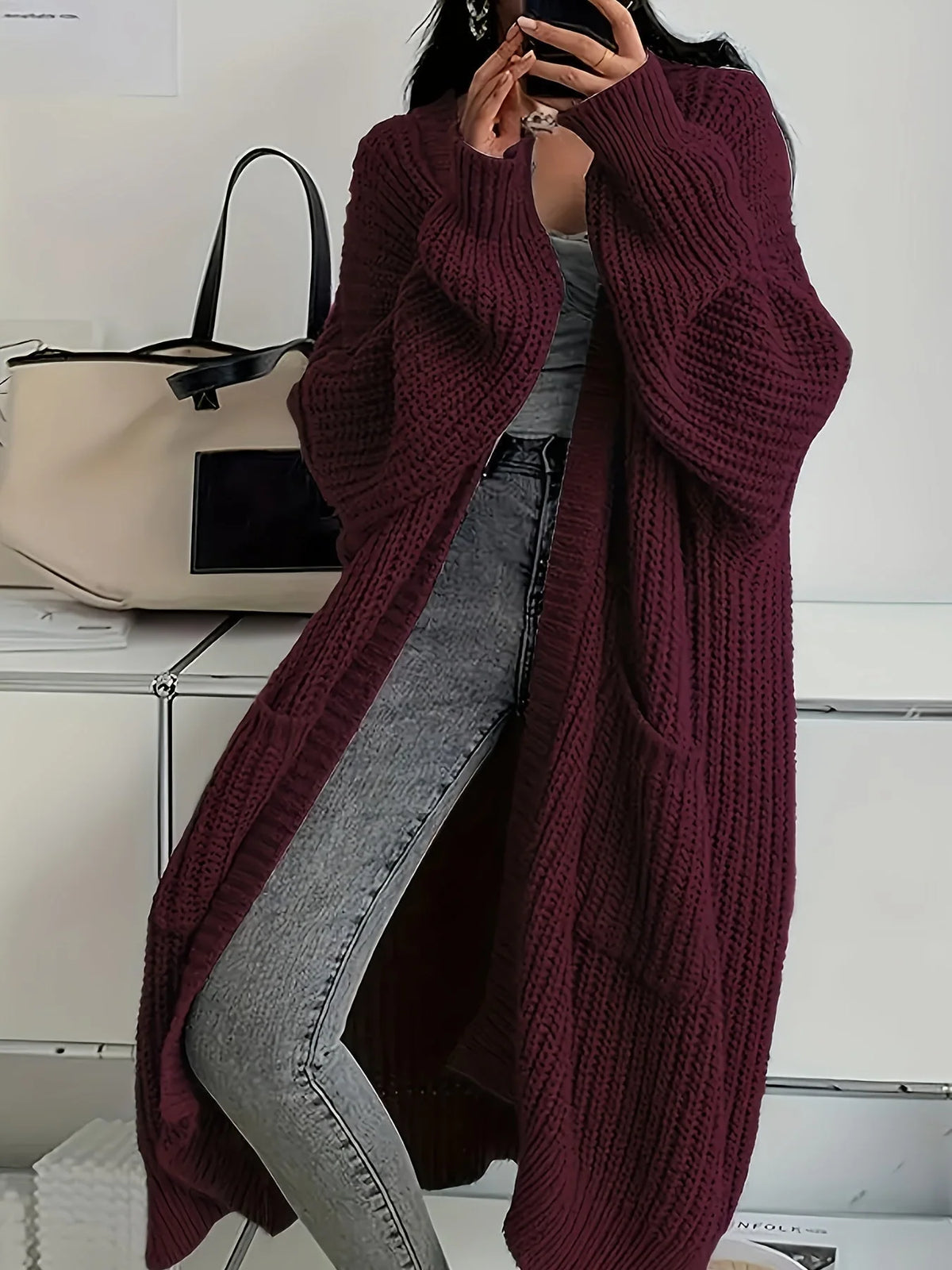 Chaqueta de mujer con bordado de flores y bajo con volantes
