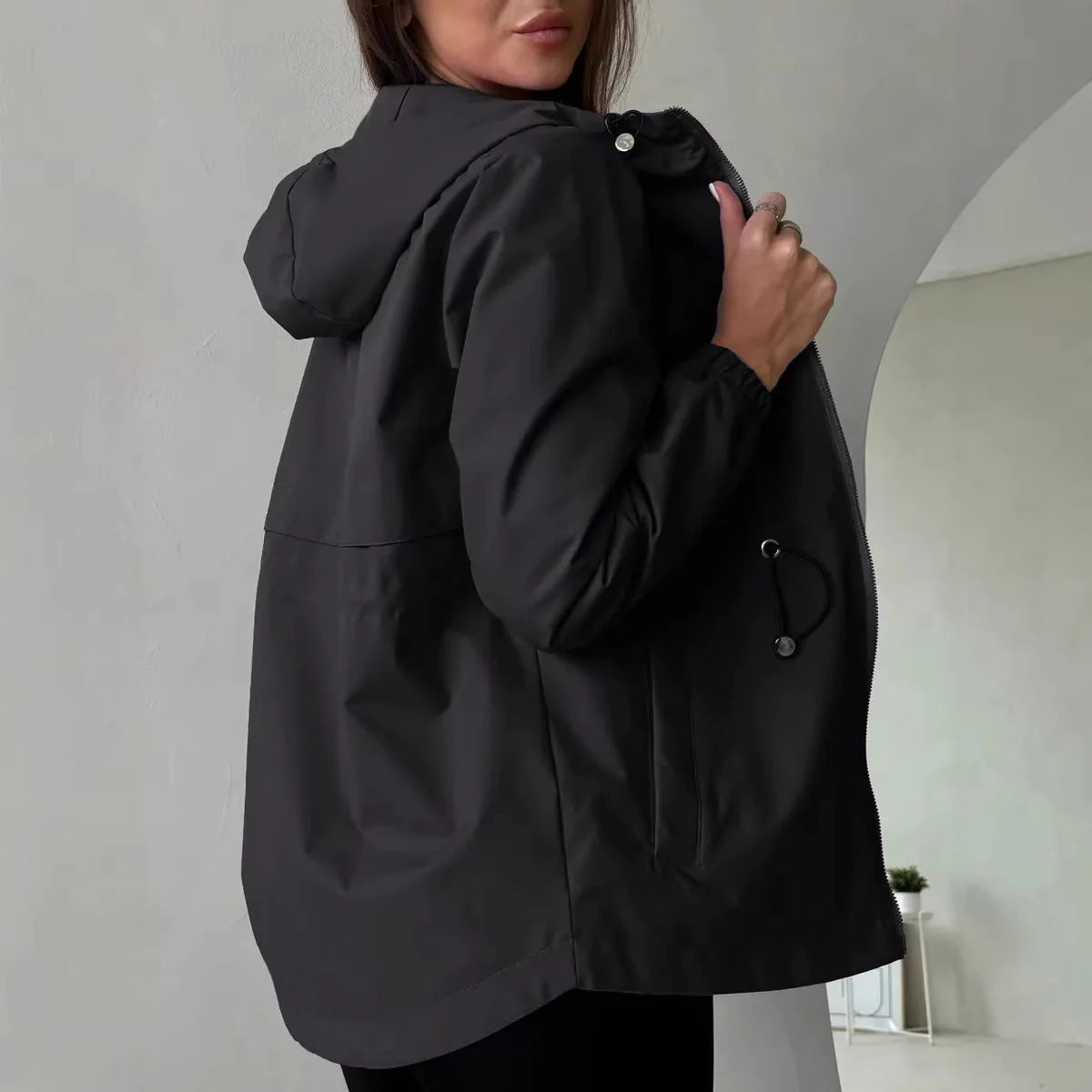 Chaqueta outdoor para mujer con capucha ajustable y bolsillos