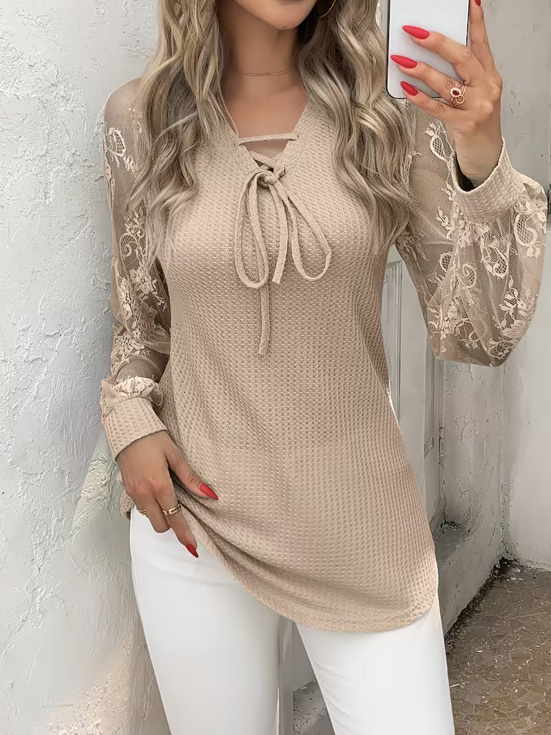 Top de mujer con mangas de encaje y cuello de lazo