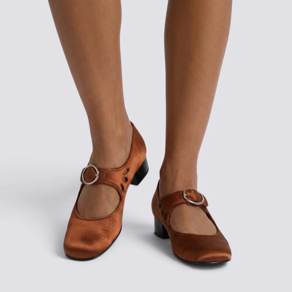 Zapatos Mary Jane de mujer con recortes y hebilla