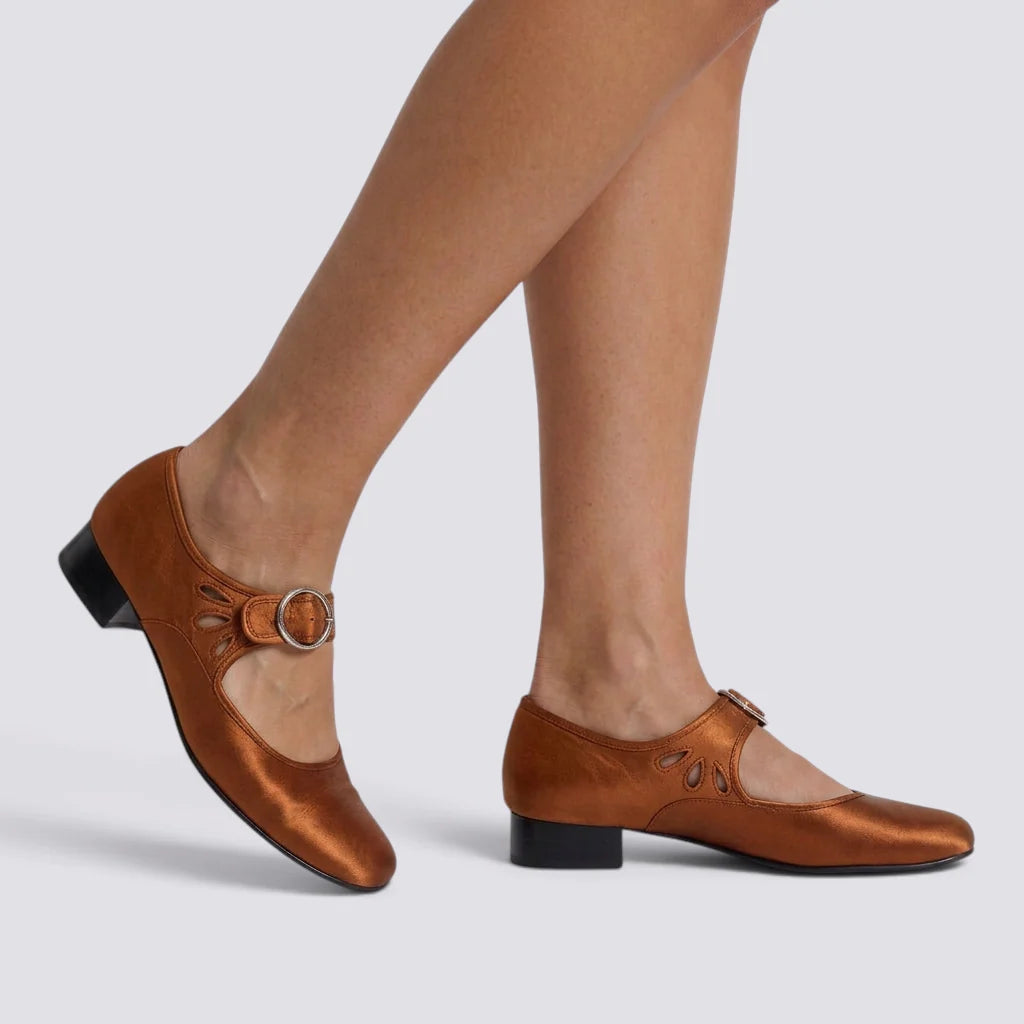 Zapatos Mary Jane de mujer con recortes y hebilla