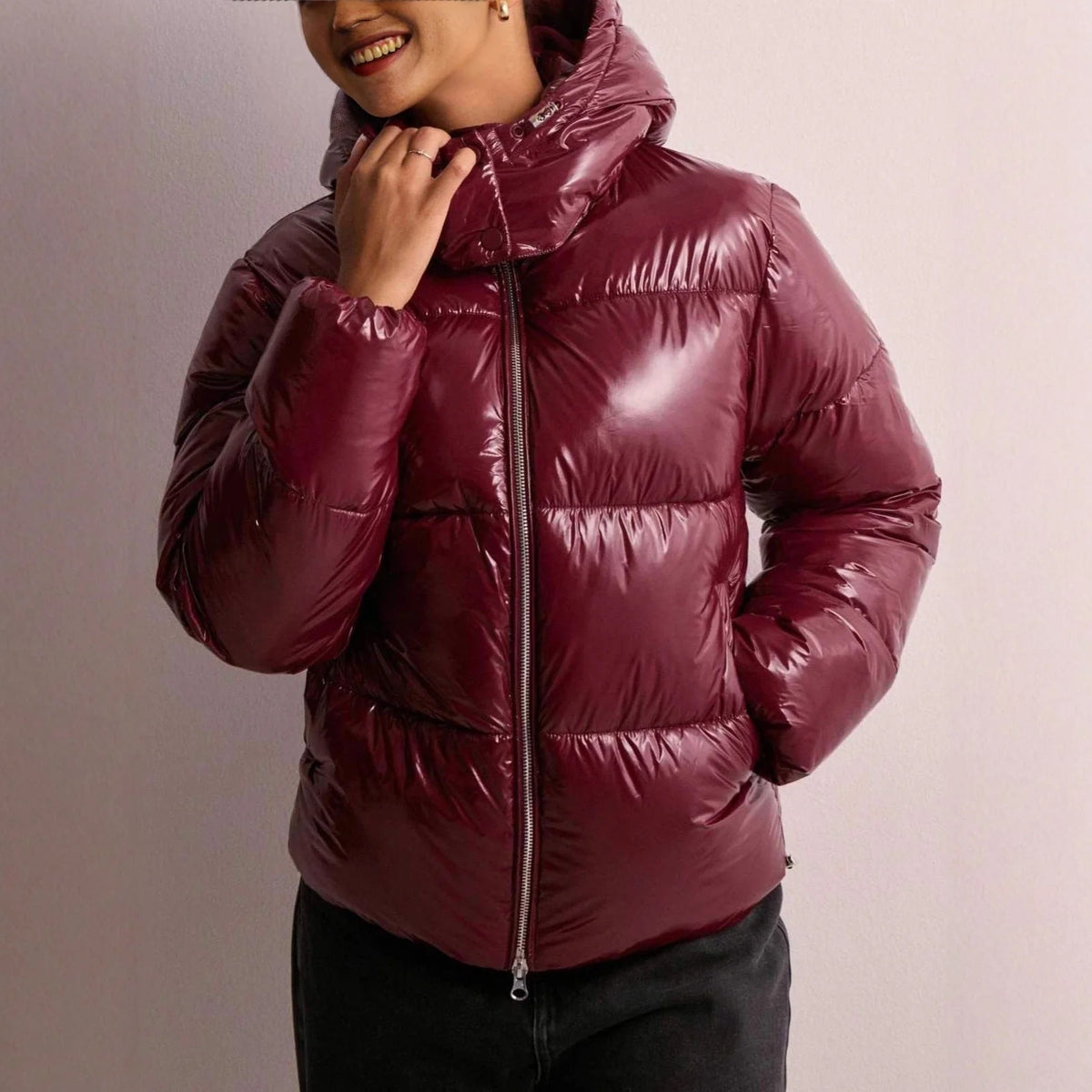 Chaqueta acolchada para mujer con acabado brillante y capucha