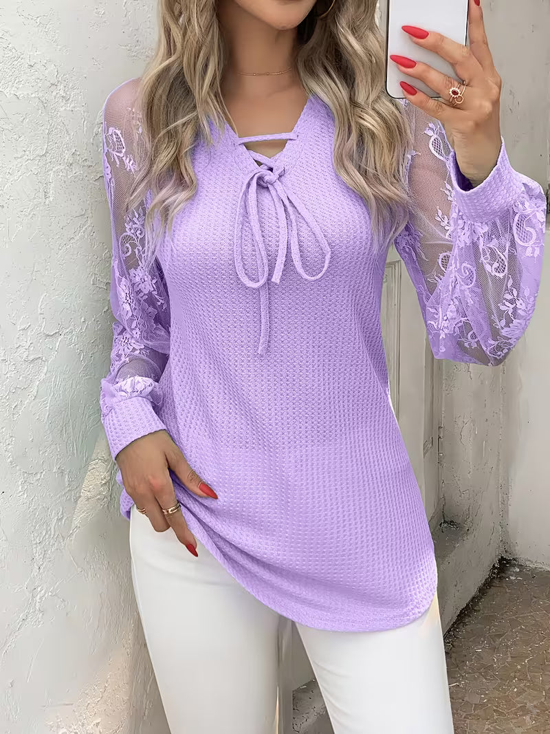 Top de mujer con mangas de encaje y cuello de lazo