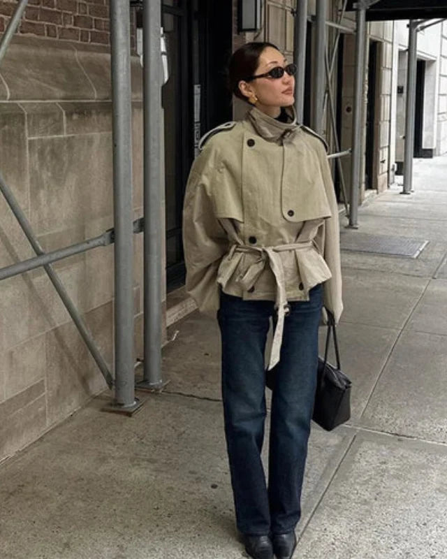 Gabardina para mujer con hebillas ajustables en las mangas
