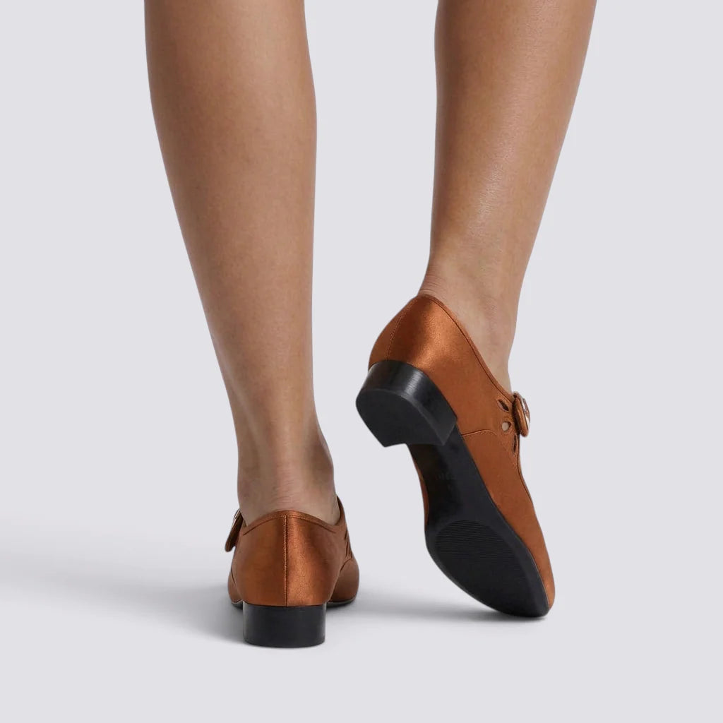 Zapatos Mary Jane de mujer con recortes y hebilla