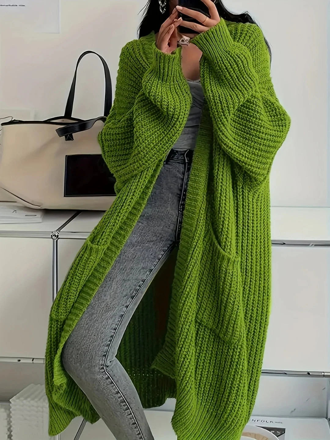 Chaqueta de mujer con bordado de flores y bajo con volantes