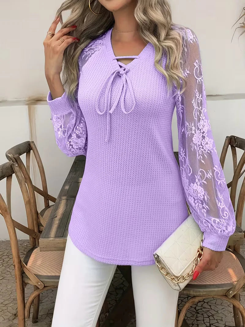Top de mujer con mangas de encaje y cuello de lazo
