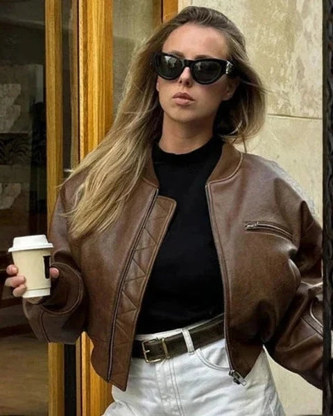 Chaqueta bomber de mujer de cuero vegano con bolsillos en el pecho