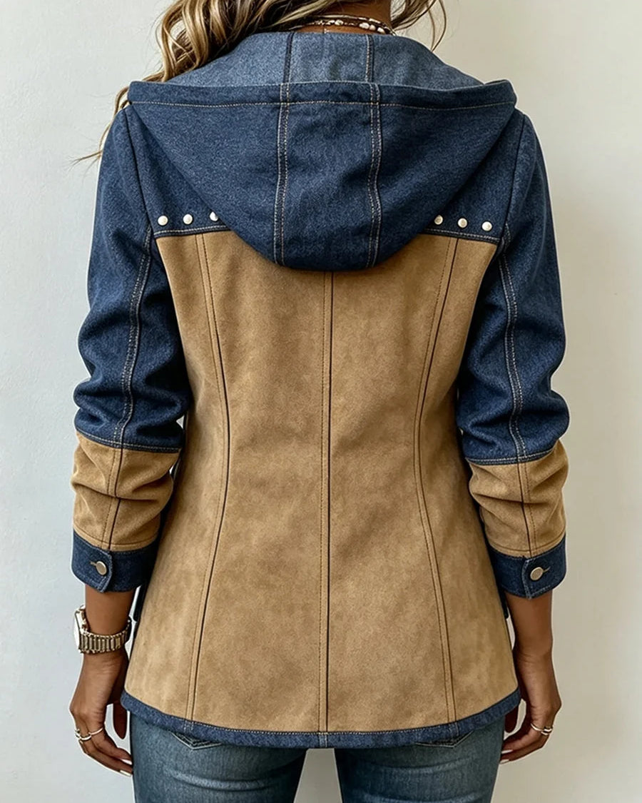 Chaqueta para mujer con capucha y tachuelas en paneles de contraste