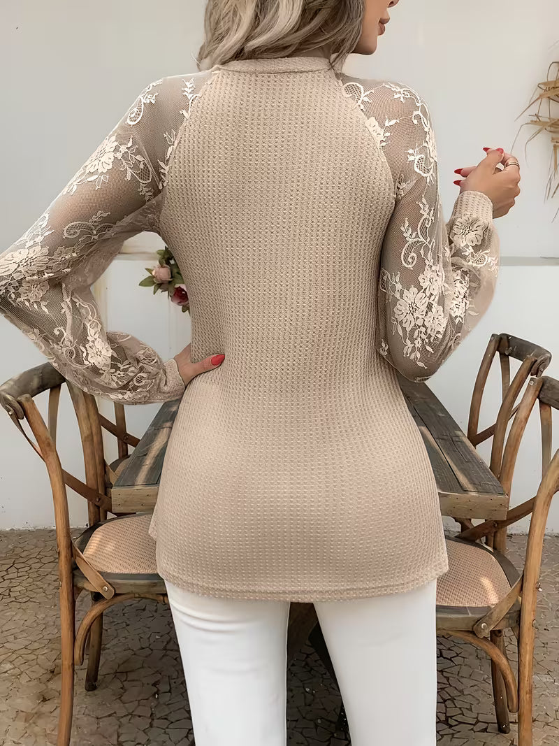 Top de mujer con mangas de encaje y cuello de lazo