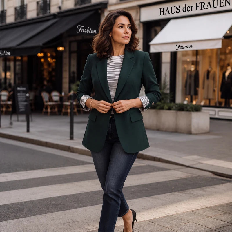 Blazer de mujer con corte entallado y solapa estrecha