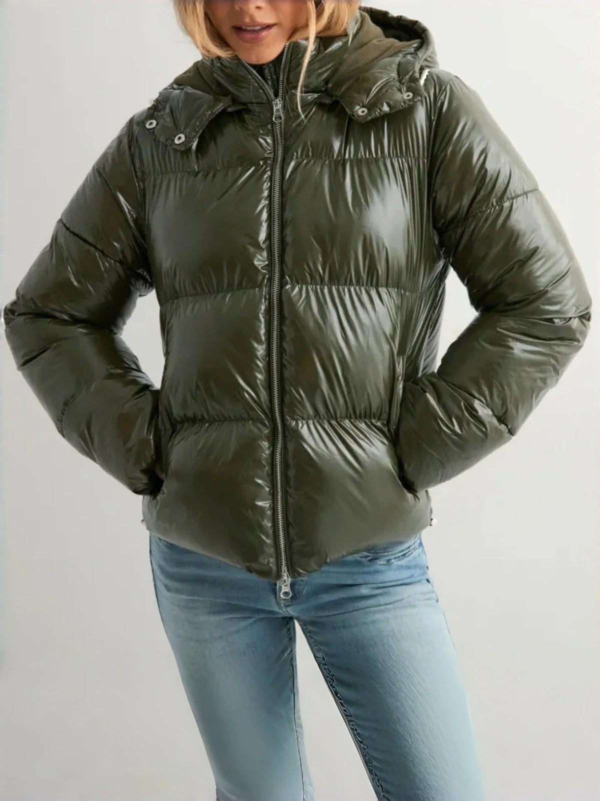 Chaqueta acolchada para mujer con acabado brillante y capucha