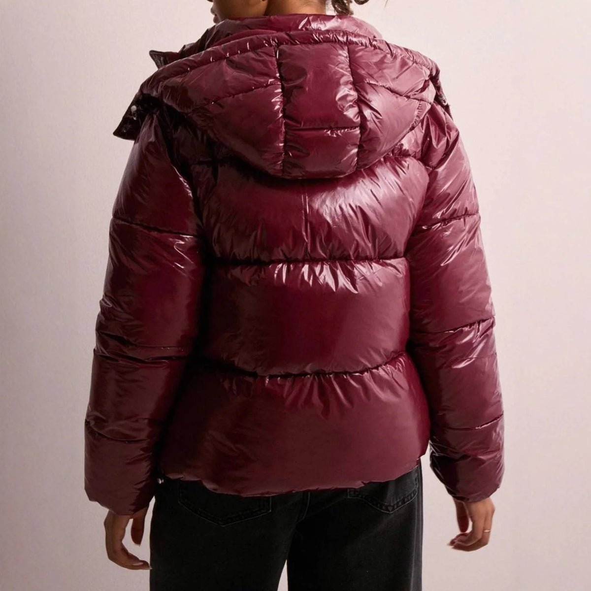 Chaqueta acolchada para mujer con acabado brillante y capucha