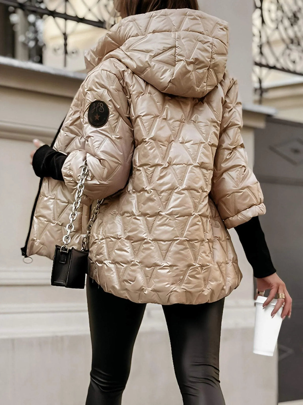 Chaqueta acolchada de mujer con capucha cruzada y estampado de diamantes