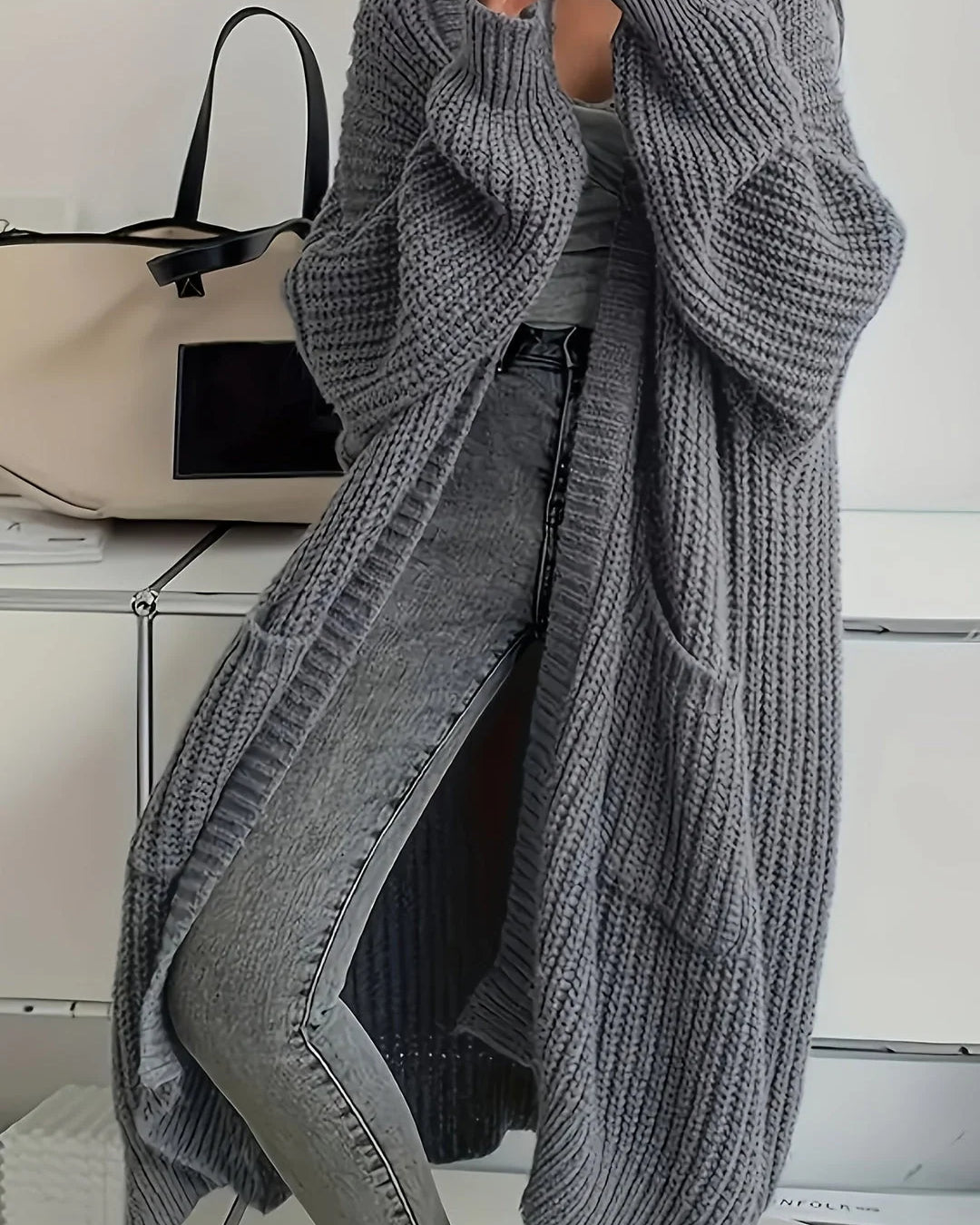 Chaqueta de mujer con bordado de flores y bajo con volantes