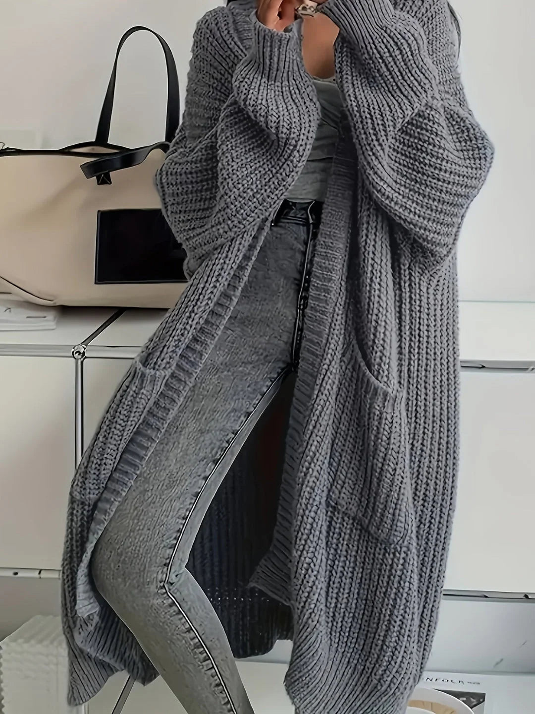 Chaqueta de mujer con bordado de flores y bajo con volantes
