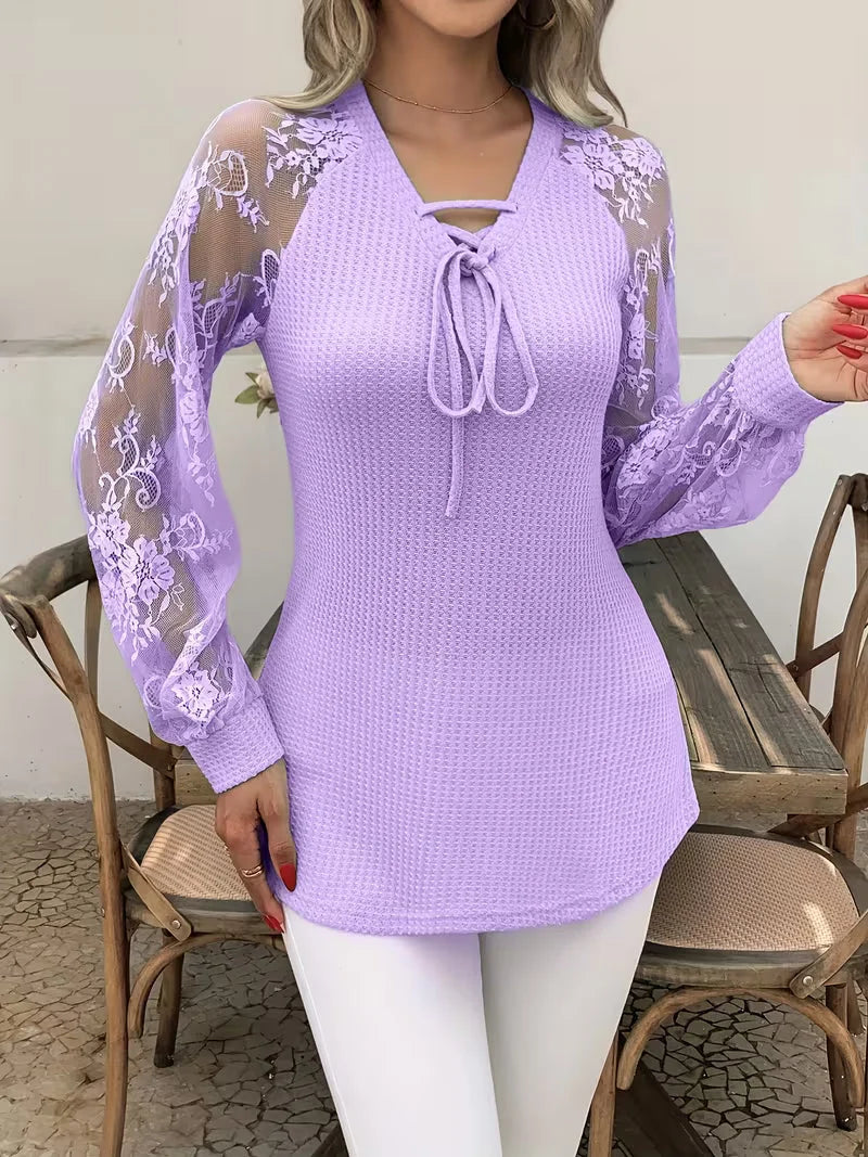 Top de mujer con mangas de encaje y cuello de lazo
