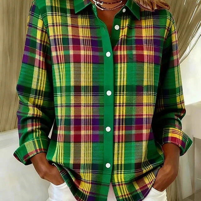 Blusa de mujer con estampado de cuadros y tapeta de botones