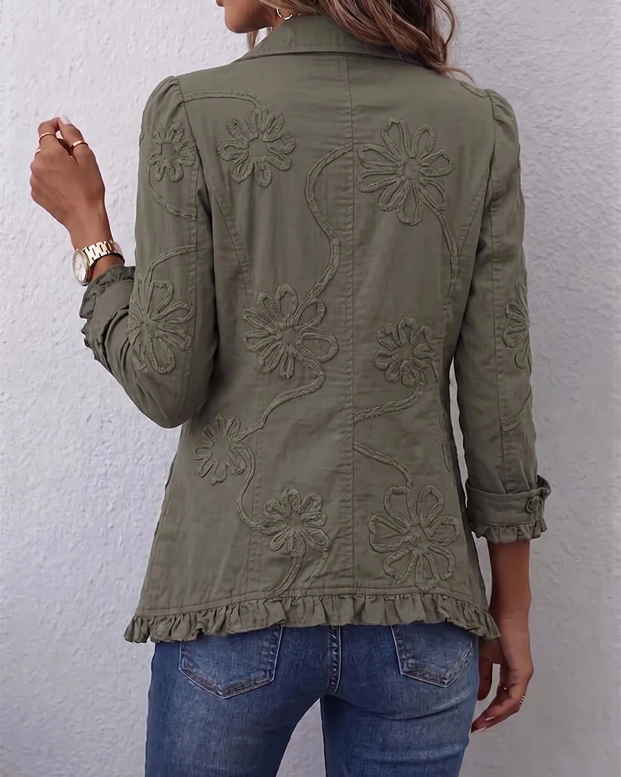 Chaqueta de mujer con bordado floral y volante en el dobladillo