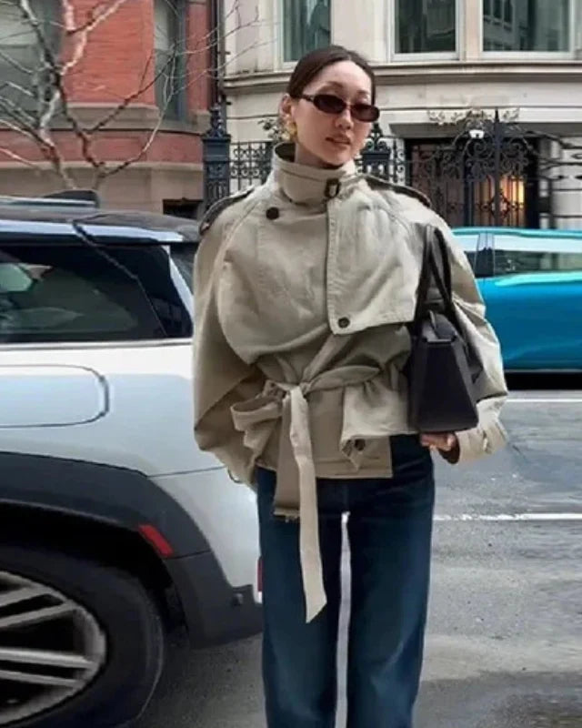 Gabardina para mujer con hebillas ajustables en las mangas