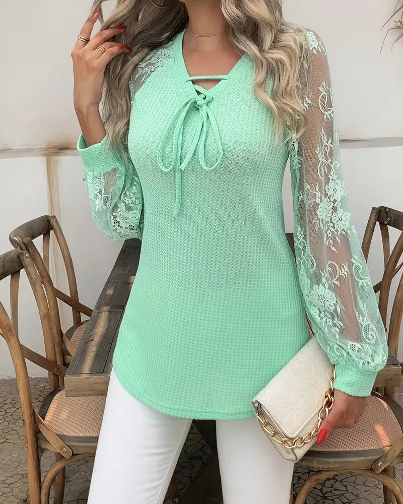 Top de mujer con mangas de encaje y cuello de lazo