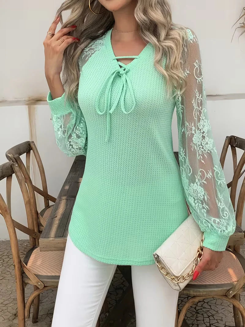 Top de mujer con mangas de encaje y cuello de lazo