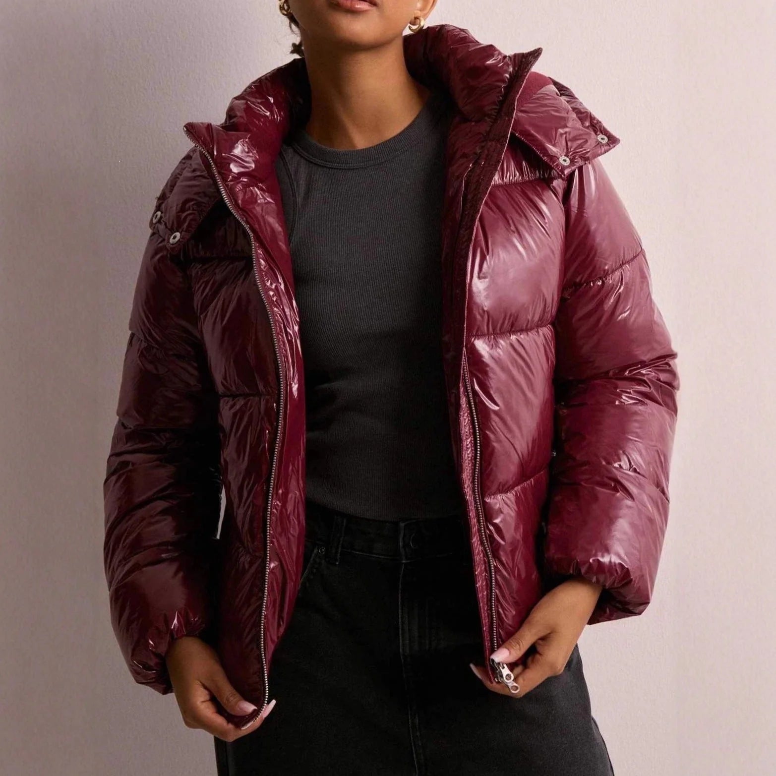 Chaqueta acolchada para mujer con acabado brillante y capucha