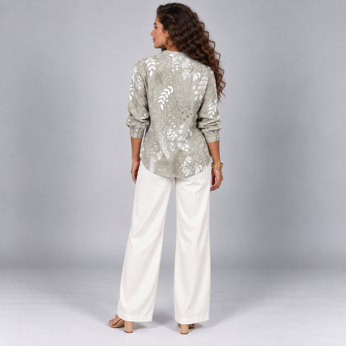 Blusa de mujer con estampado de flores y escote en V