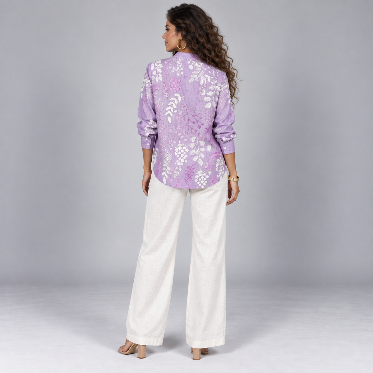 Blusa de mujer con estampado de flores y escote en V