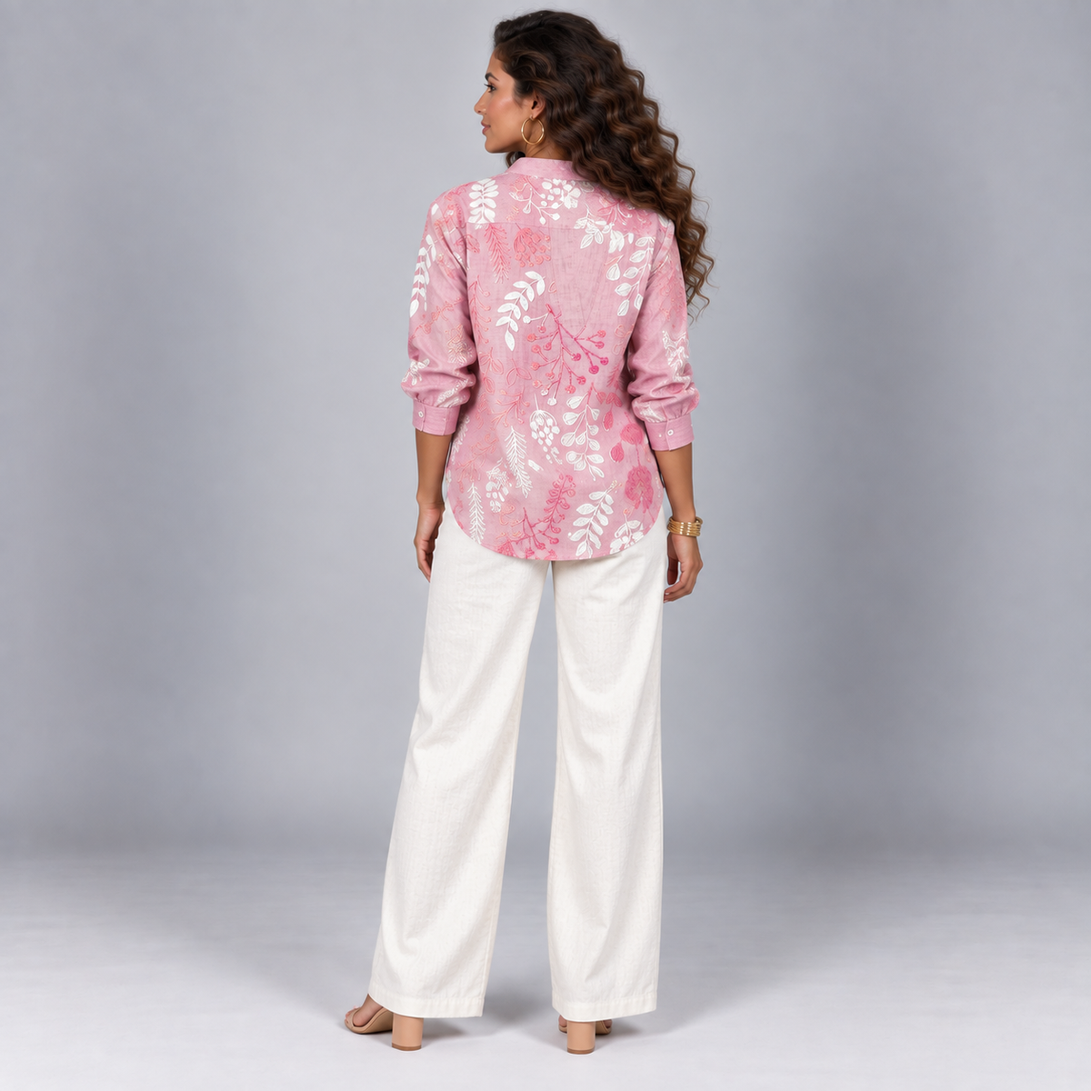 Blusa de mujer con estampado de flores y escote en V