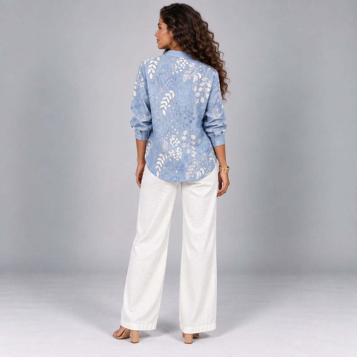Blusa de mujer con estampado de flores y escote en V