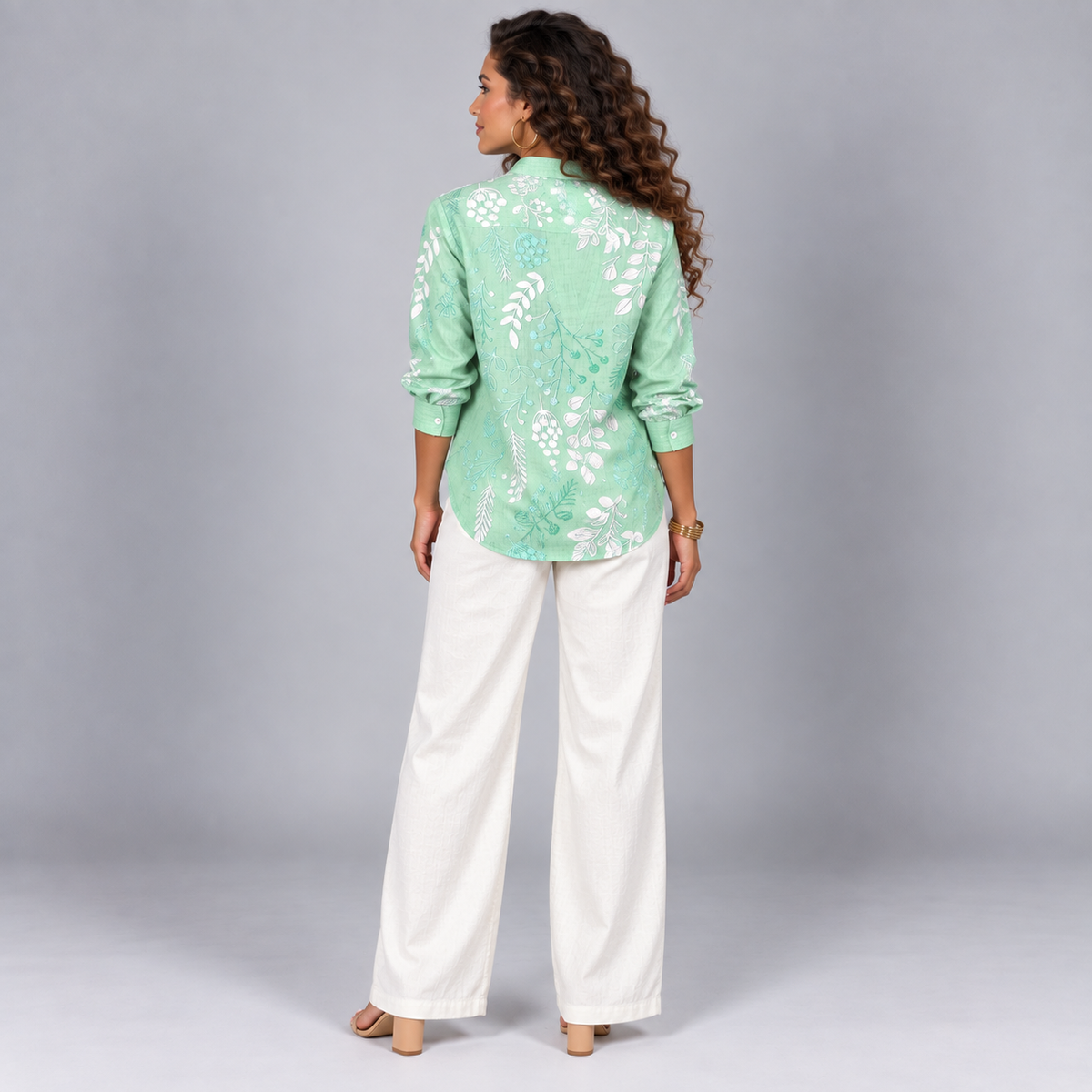 Blusa de mujer con estampado de flores y escote en V
