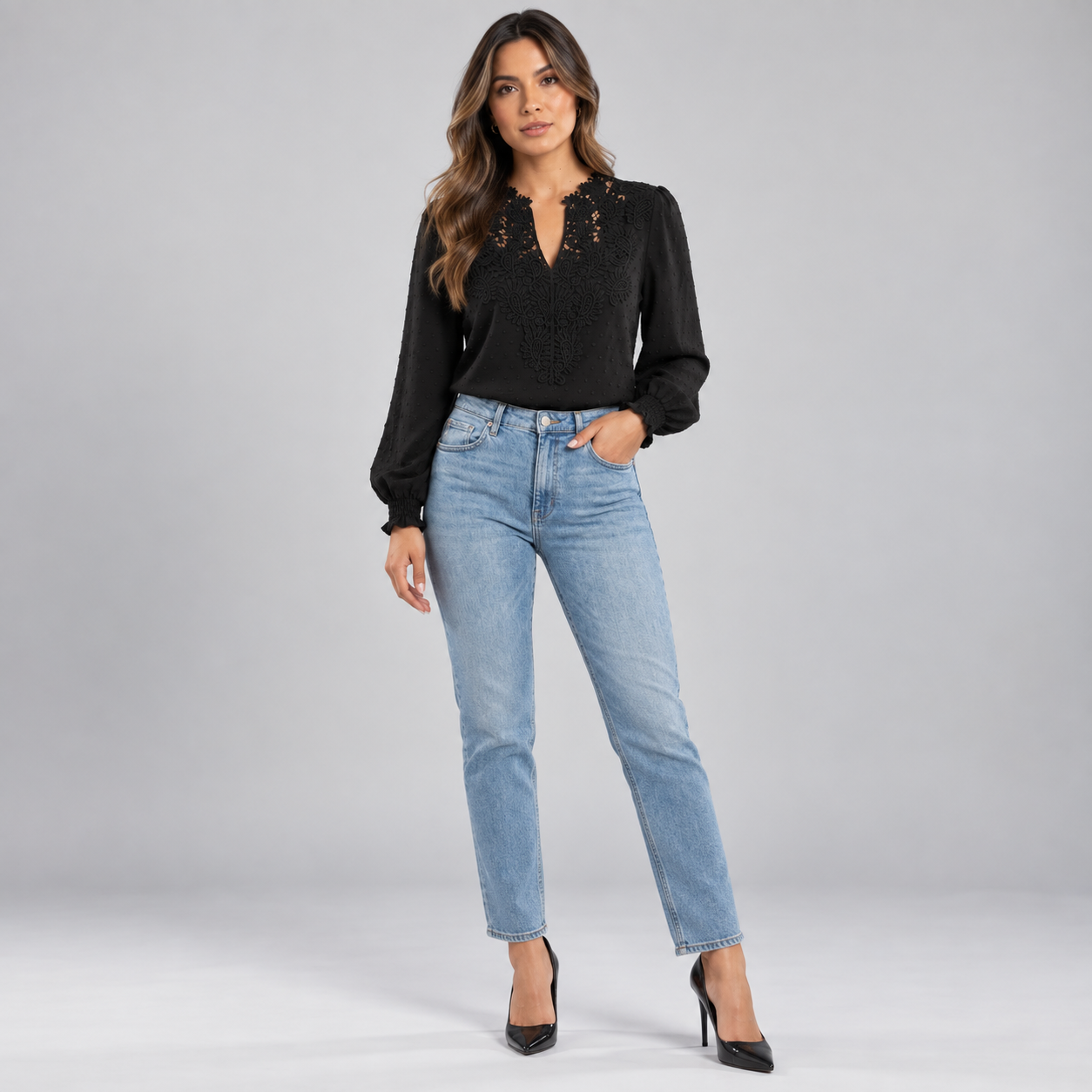 Blusa de Encaje con Escote en V y Puños Fruncidos | Manga Larga de Inspiración Vintage | Estilo Romántico para Día y Noche