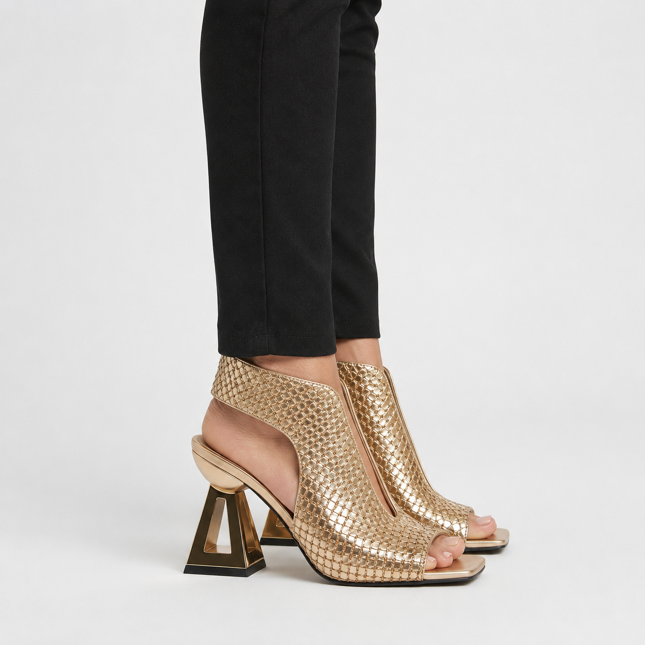 TACONES GEOMÉTRICOS PARA MUJERES