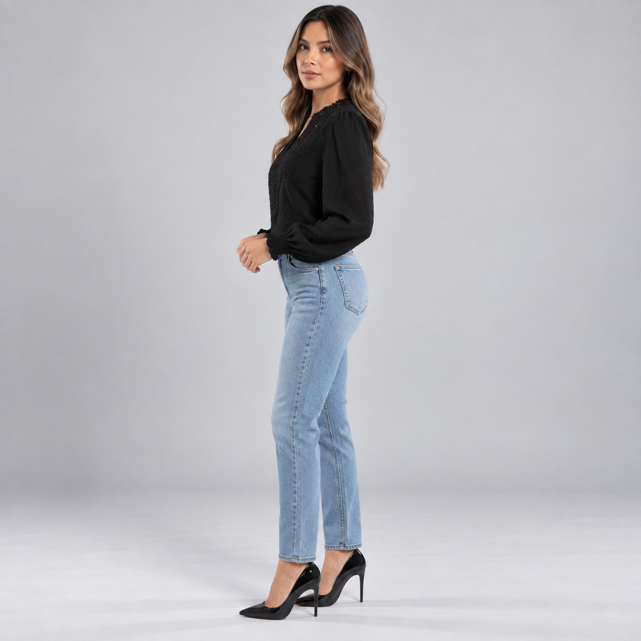 Blusa de Encaje con Escote en V y Puños Fruncidos | Manga Larga de Inspiración Vintage | Estilo Romántico para Día y Noche