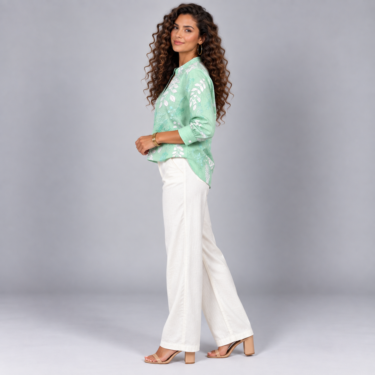 Blusa de mujer con estampado de flores y escote en V