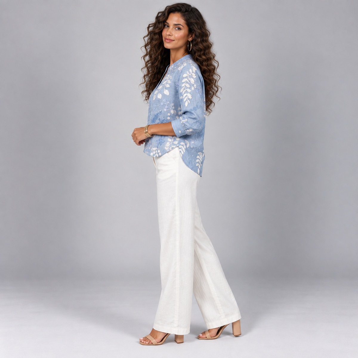 Blusa de mujer con estampado de flores y escote en V