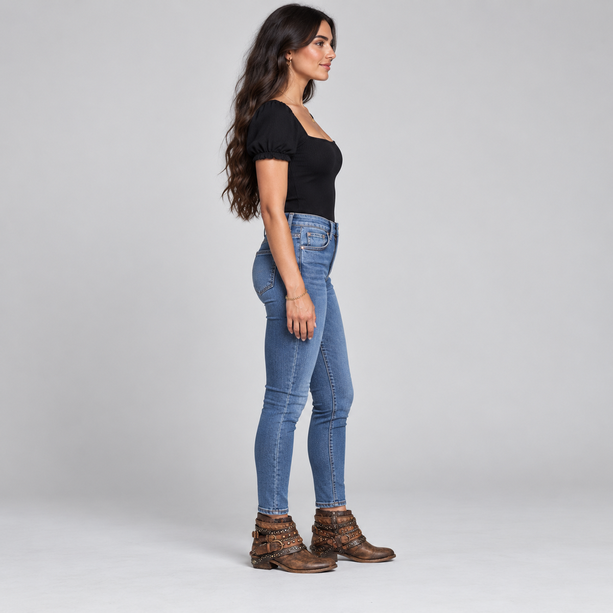 Botines de mujer con cadenas y detalles de tachuelas
