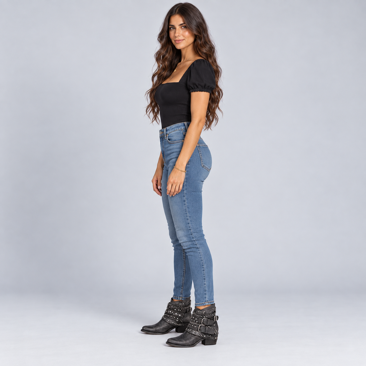 Botines de mujer con cadenas y detalles de tachuelas
