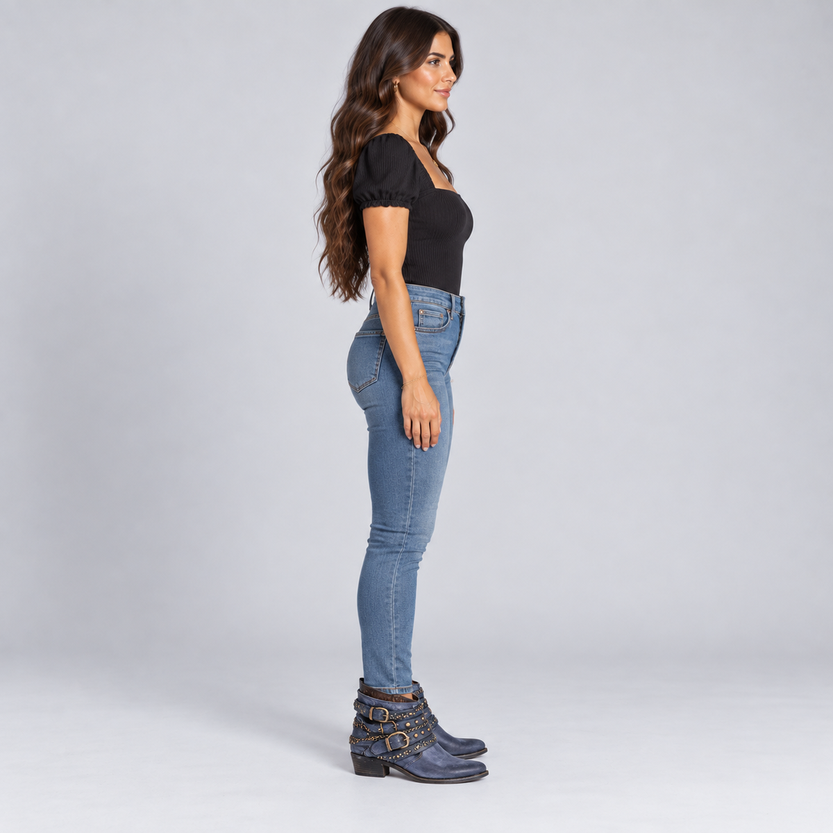 Botines de mujer con cadenas y detalles de tachuelas