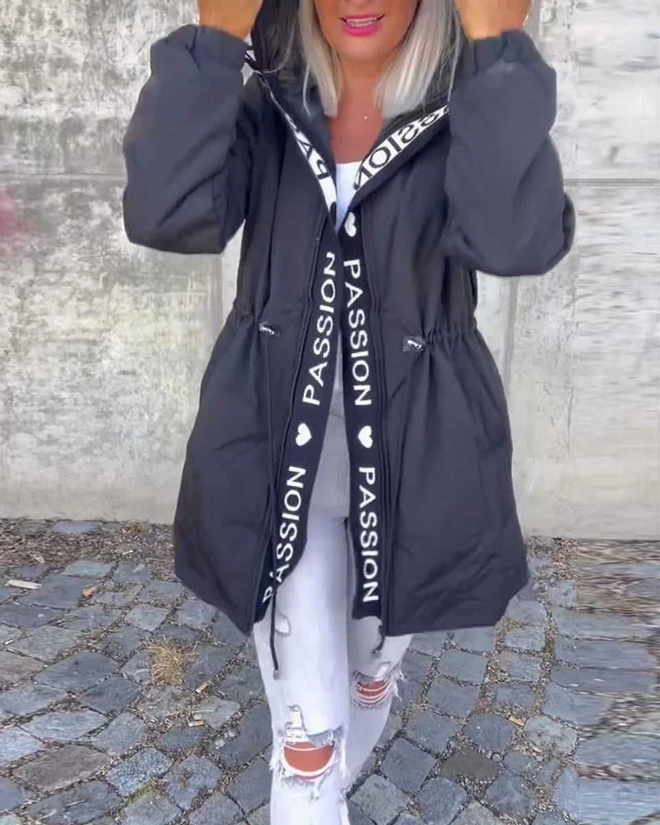 Abrigo de mujer de longitud media con ajuste de cintura regulable